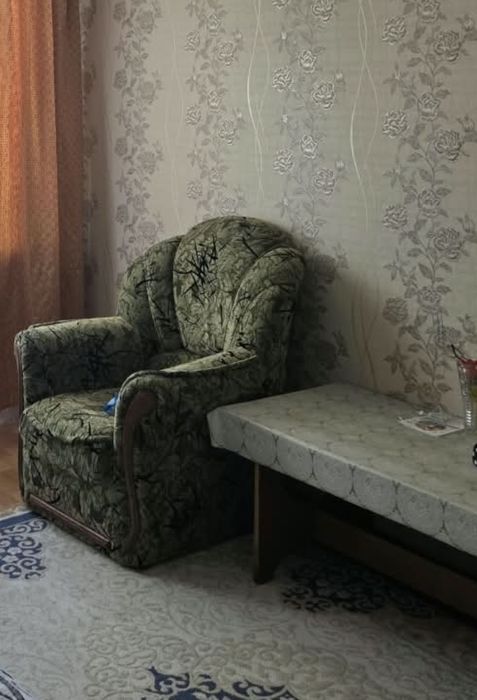 Отдам бесплатно диван и 2 кресла
