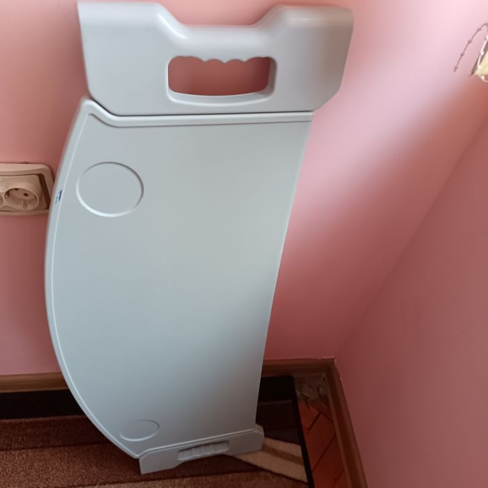 Болнично легло, антидекубитален дюшек и помощна масичка