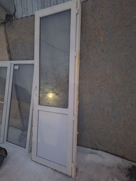 Продам  балконную пластиковую дверь