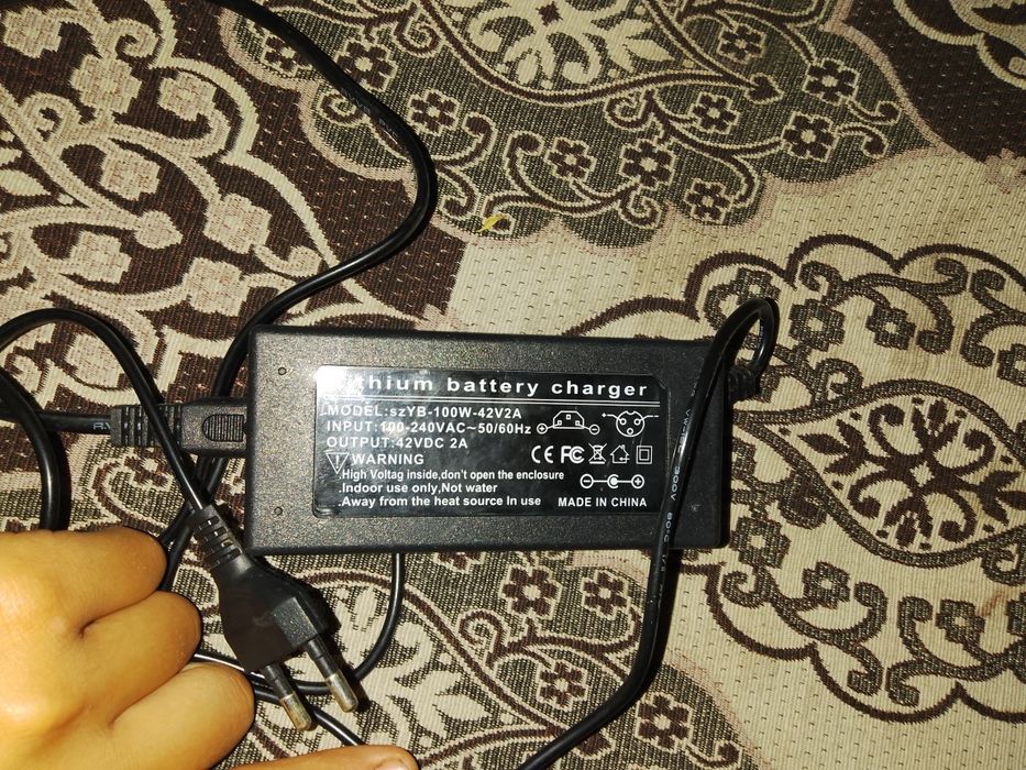 Vînd încărcător de trotineta Xiaomi