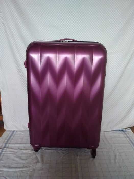 Голям твърд куфар с колелца и телескопична дръжка