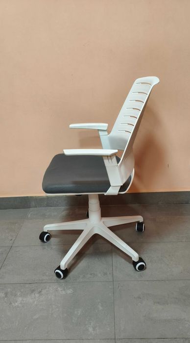 Стол въртящ регулируем БЯЛ