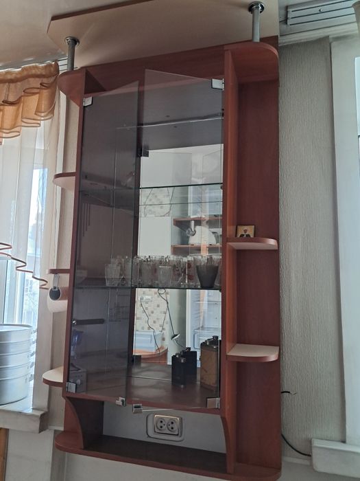 Сервант внутри зеркальный