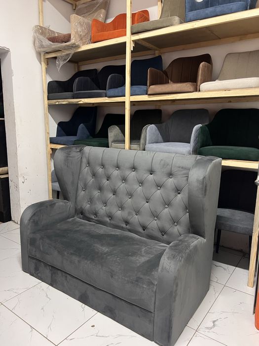 Диван для кафе 3-х местный с подлокотниками.