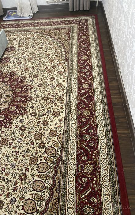 Divan sotiladi.