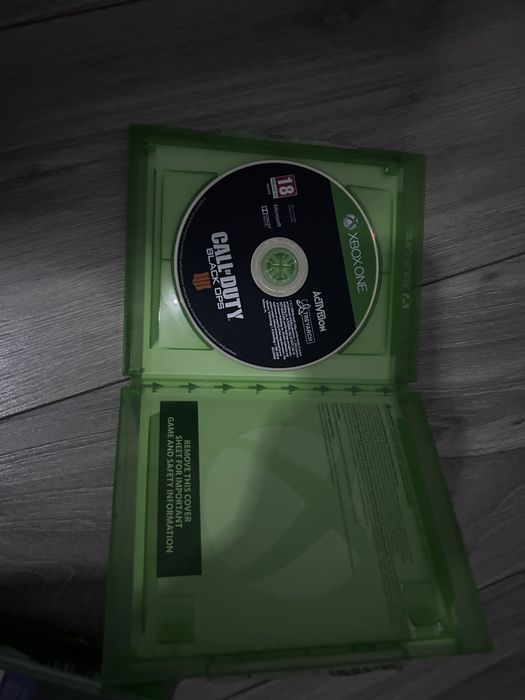 Xbox one s hard disk defect cu maneta 3  jocuri Sau Schimb cu iphone