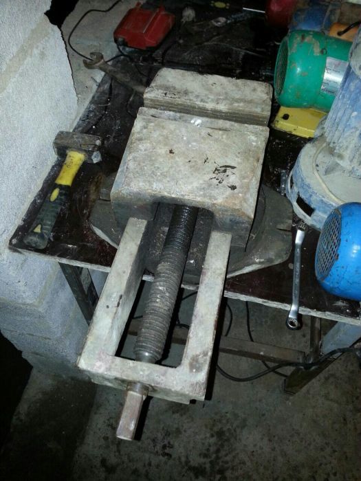 Тиски станочные токарно-фрезерные.