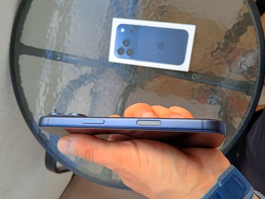 Iphone 17 pro blue