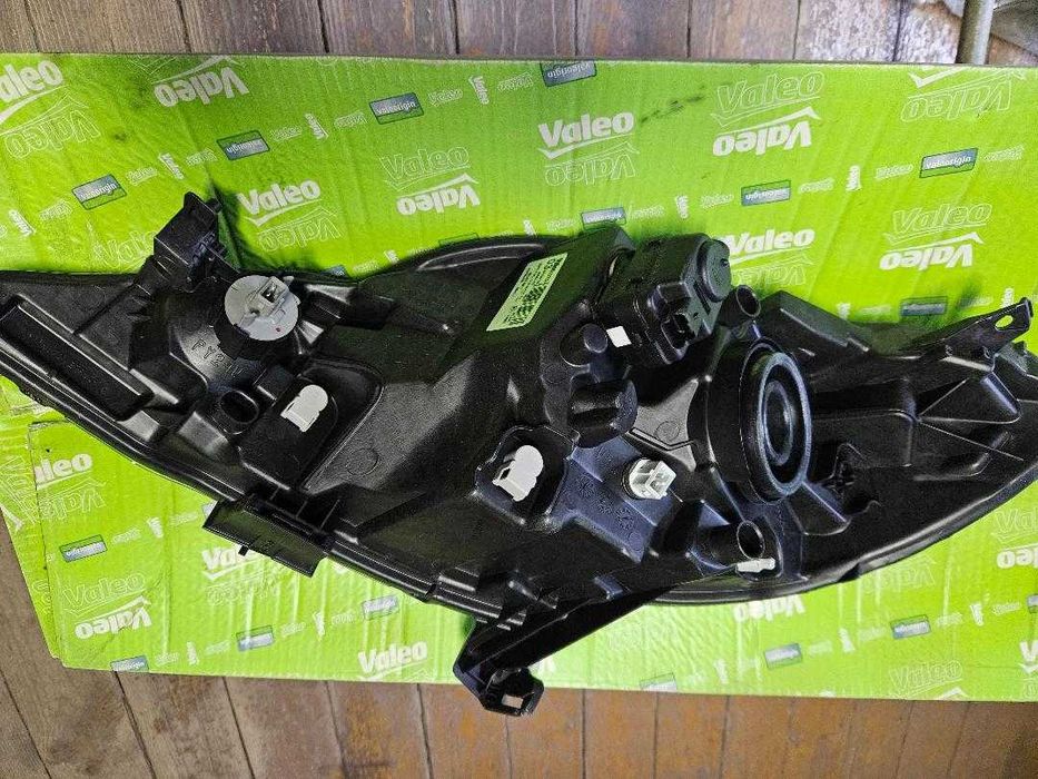 Far dreapta Peugeot 107 Valeo cod 043005 ( 6206-74 ) NOU.