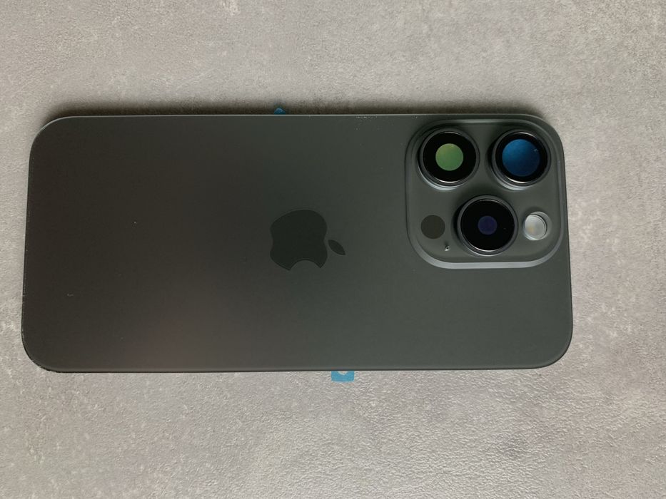 Doua huse sau Capac spate iPhone 15ProMax: cabluri, magsafe