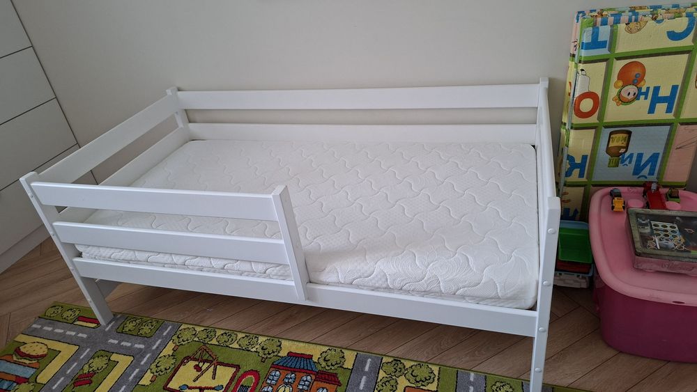 Продам детскую кровать из дерева