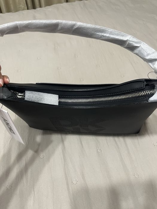 Чанта DKNY в черно