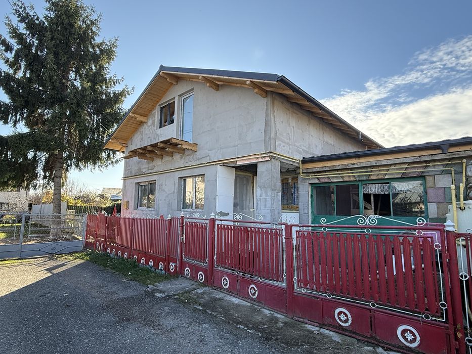 Vand doua proprietati in aceeasi curte