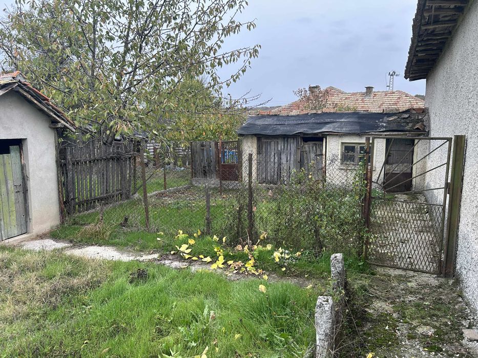 Къща с двор  с. Брестак, обявата е от собственик