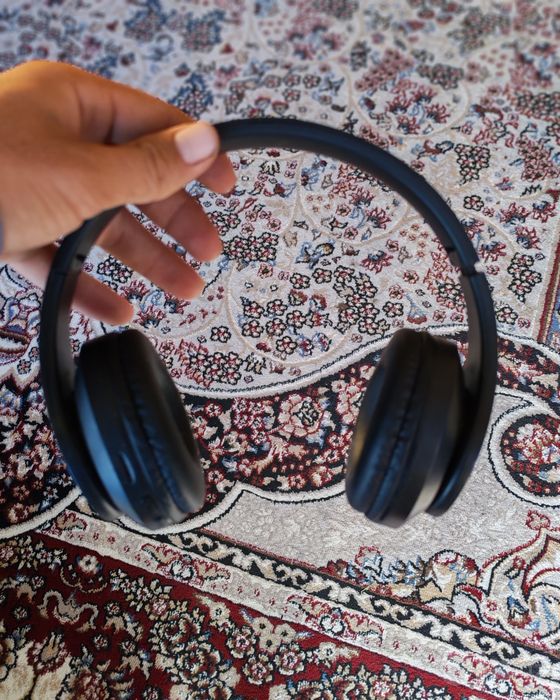 LED chiroqli simsiz Bluetooth naushnik (qora rang).