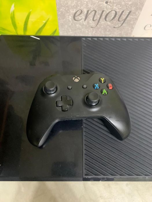 Продам xbox one на 500 гб