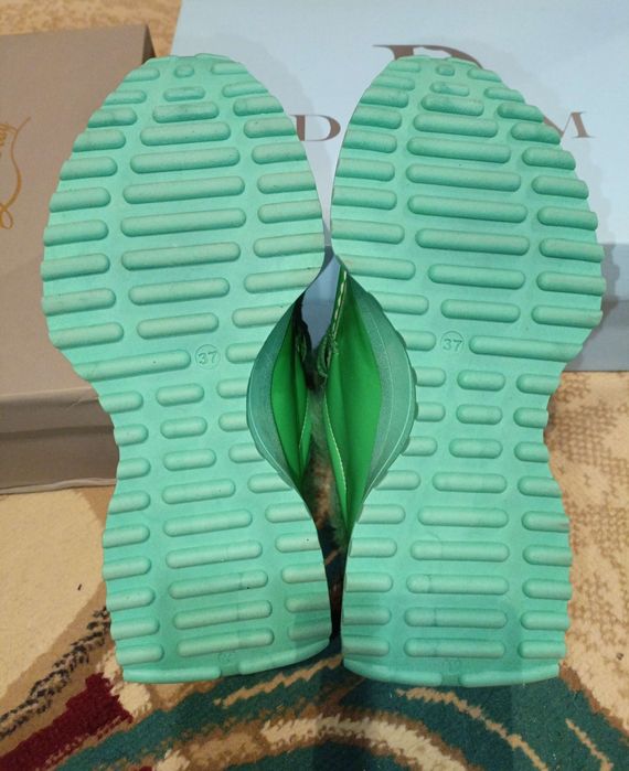 Продам кроссовки