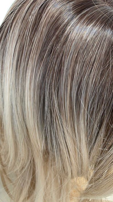Perucă HAIRCUBE blond ombre cu rădăcini închise, bob în straturi, sintetică