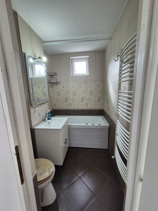Închiriez apartament cu 4 camere zona Facultăți de litere