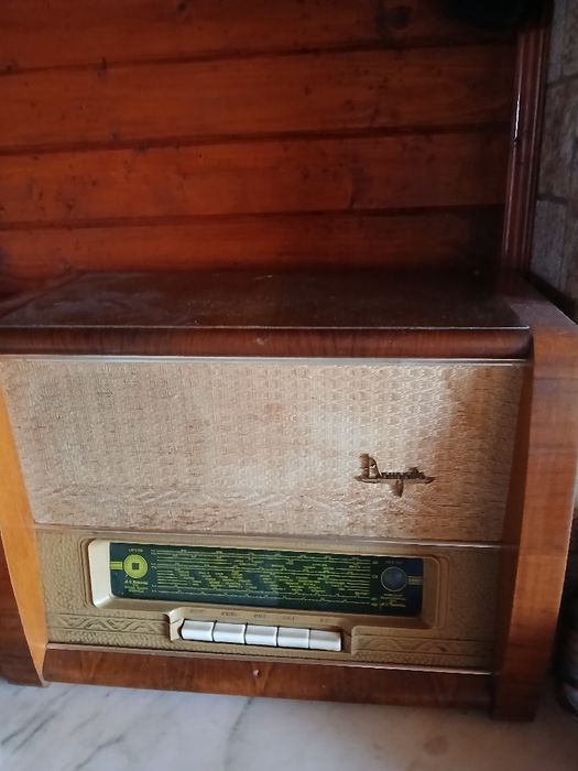 Vand 2 aparate radio functionale