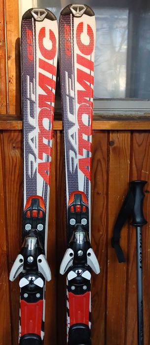 Ски Atomic 135 см със ски автомати Salomon и щеки / втора употреба