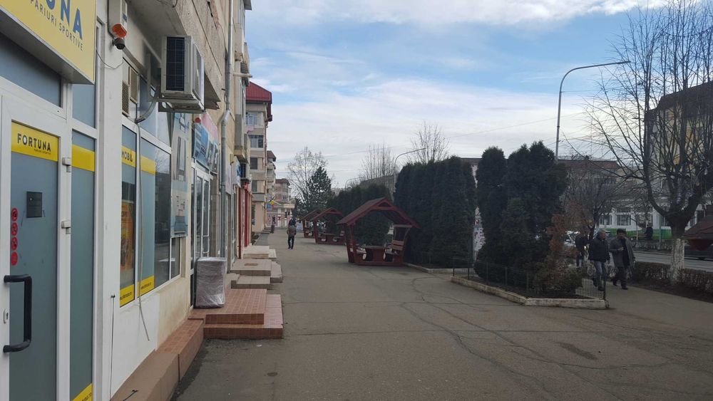 Spatiu comercial Mioveni, 64.4mp, stradal, ultracentral