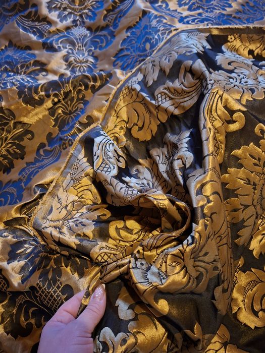 Плат за завеси, плътен, става и за шалте или покривало на диван.