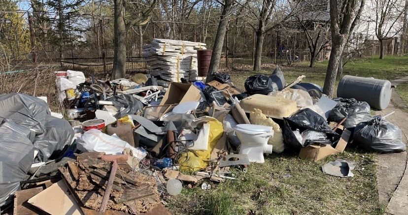 Debarasari Apartamente Mobila Veche Debrasare Moloz Gunoi Deseuri.Debarasam Din poduri beciuri Pivnite