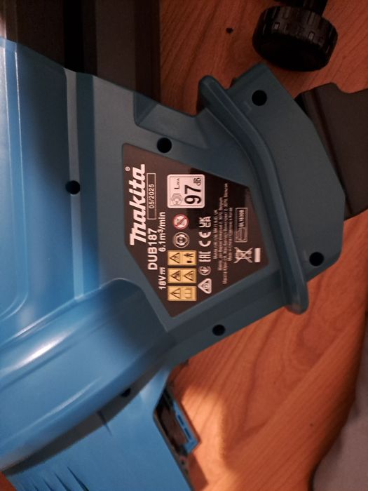 Vând makitta cordless blower vacum