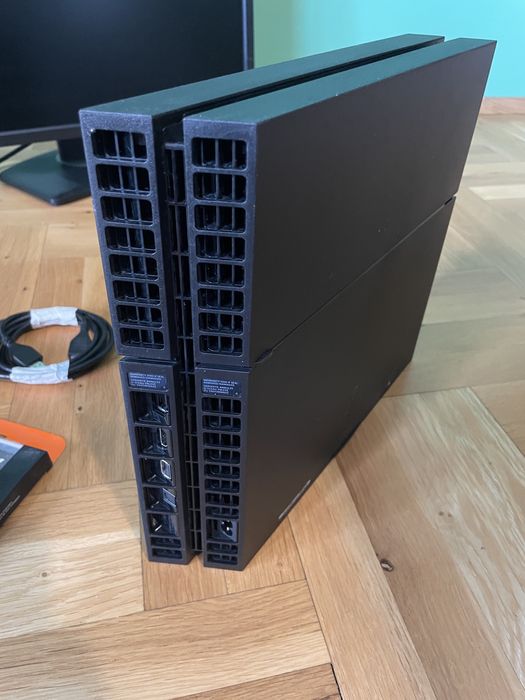 ПРОДАДЕН - Playstation 4, 1 TB (модел: CUH-1216B), с две игри