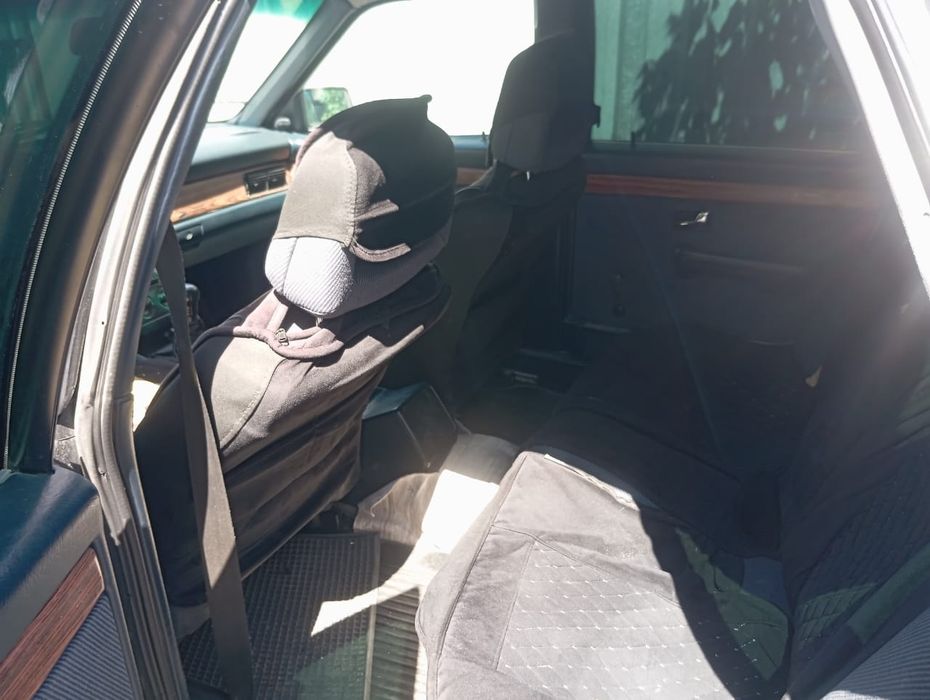 Автомобиль ауди 100