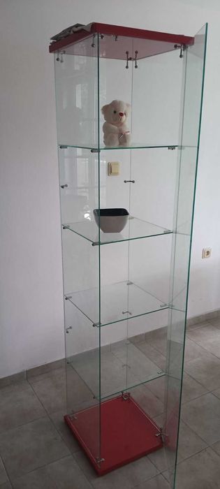 Стъклен шкаф витрина