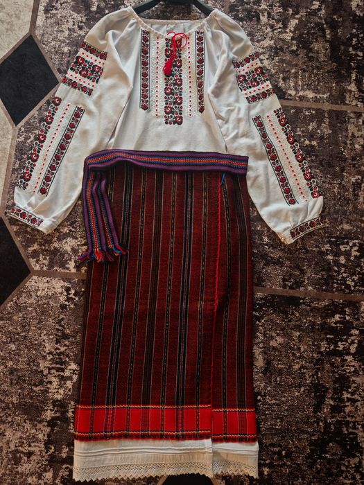 Costum popular Moldovenesc