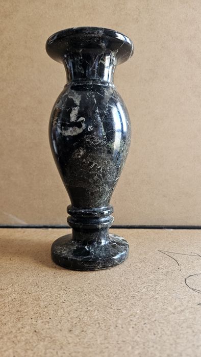 Vaza marmură neagră (marmură zebra / serpentinit)