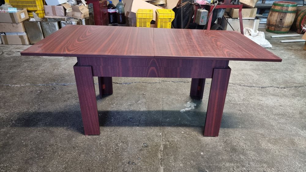 Холна маса с регулиране по височина