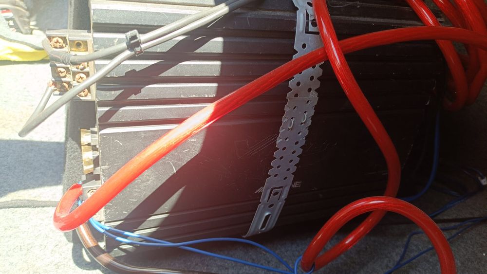 Vând subwofer+amplificator alpine + cabluri