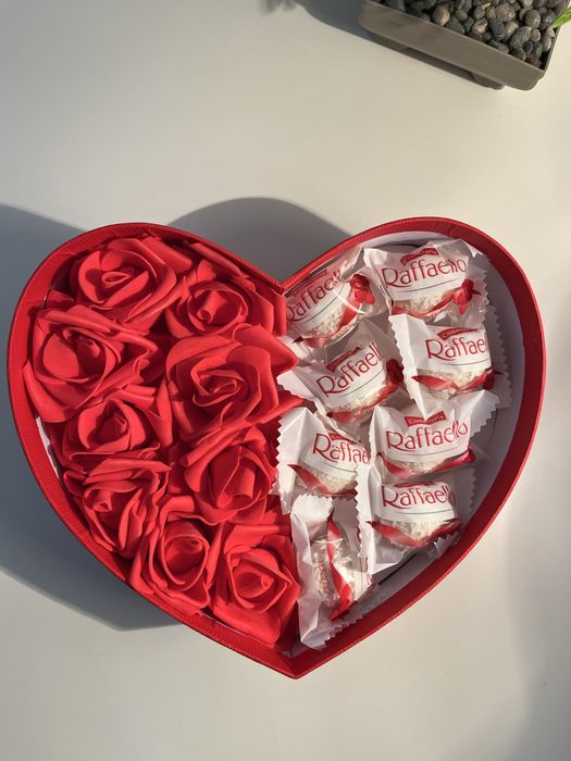 Подаръчна кутия с вечни рози и бонбони