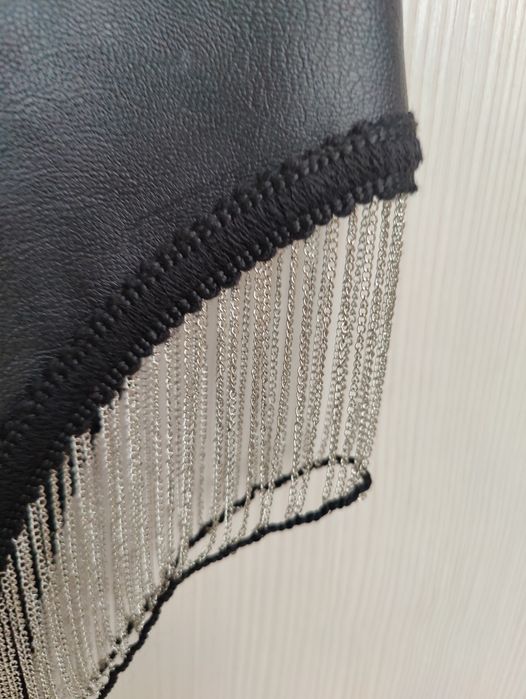 Кожена пола с метален елемент