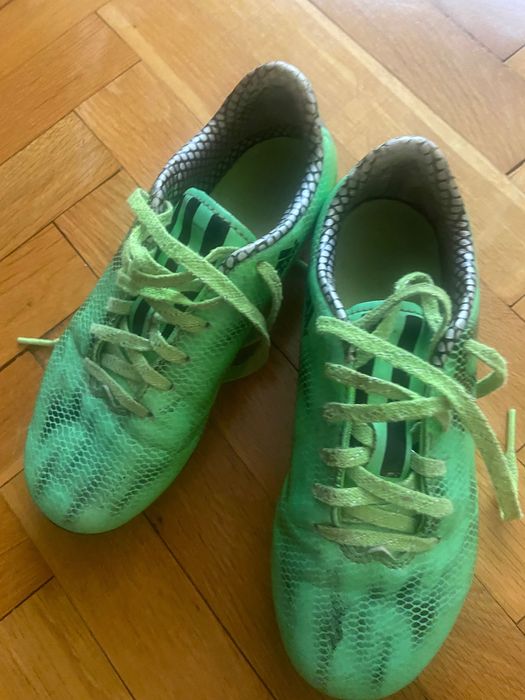 Продавам футболни обувки