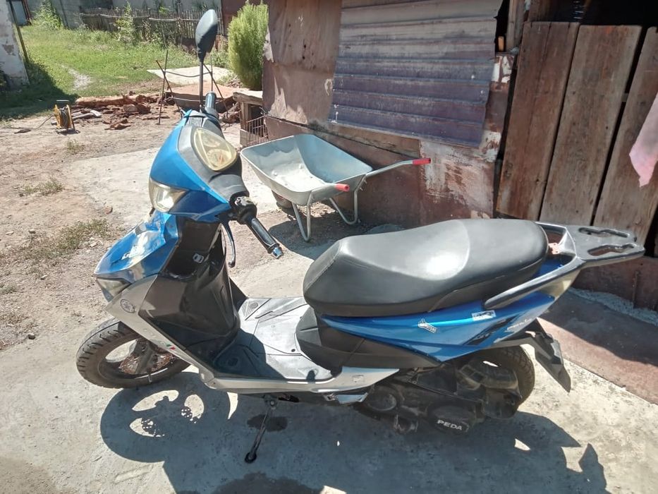 Скутер 150 куб пластик все на месте...