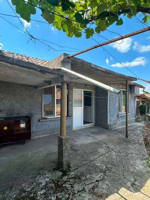 Продавам къща в село Козаревец