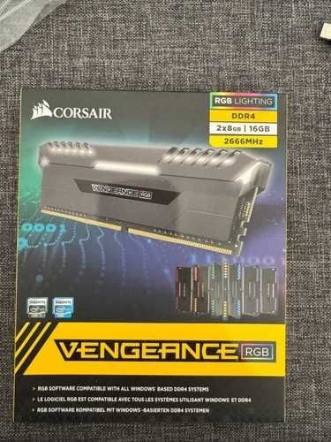 Corsair DDR4 с капацитет 16 GB и честота 2666 MHz. DIMM модул с 288 пина и RGB осветление