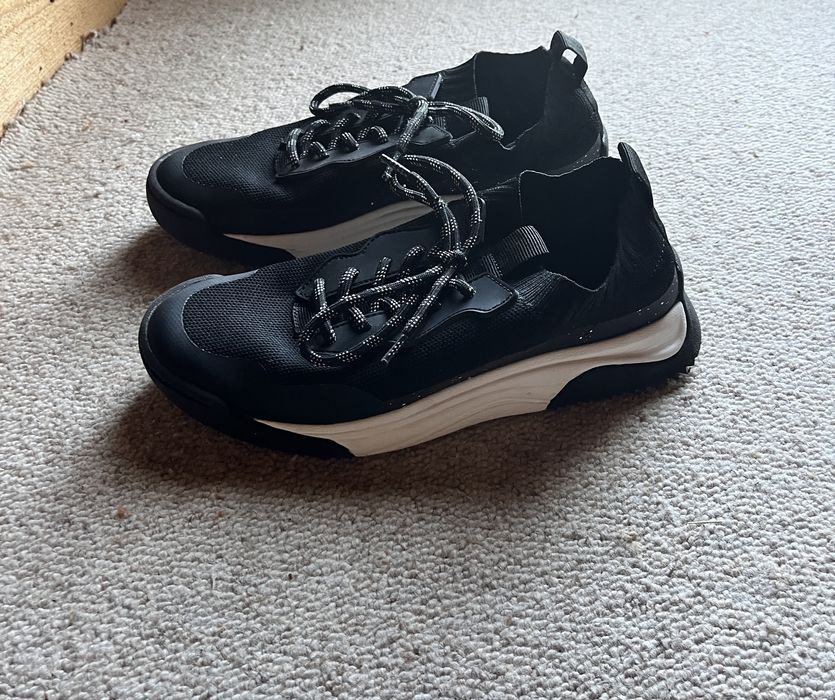 Vand diferite perechi de pantofi pentru baieti