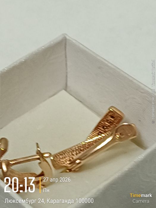 Серьги с сияющим камнем