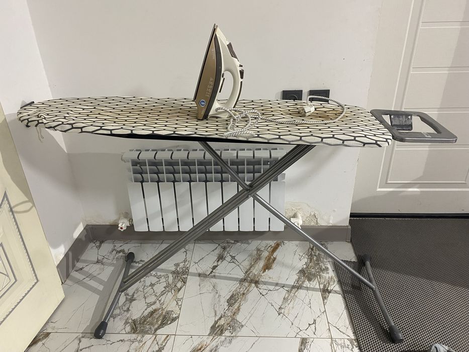 Утюг и гладильная доска