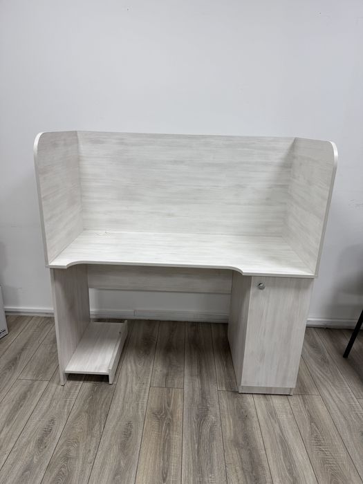 Столы с перегородкой