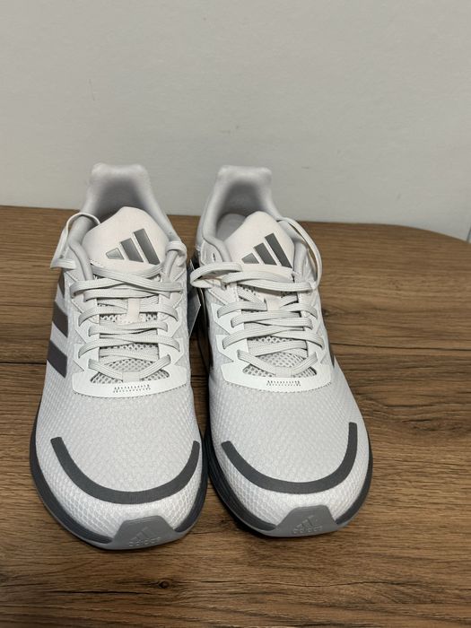Продам оригинальные кроссовки adidas