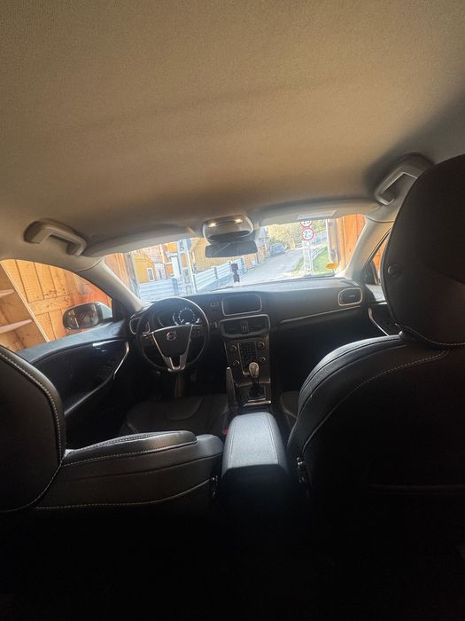 Volvo V40 1.6 D2 2013 • Full Option