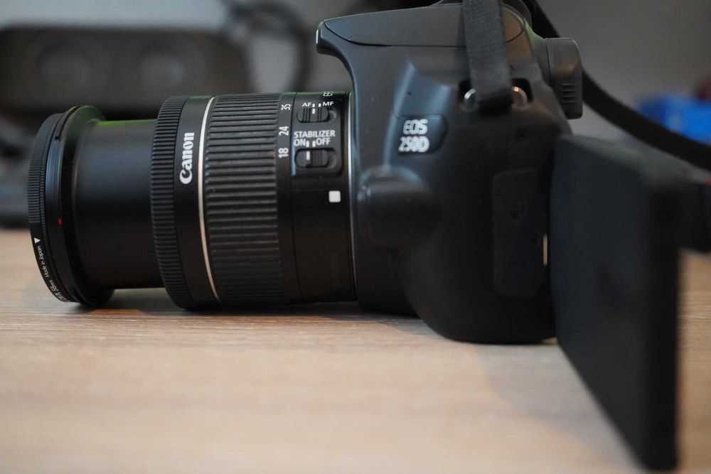 DSLR Canon EOS 250D