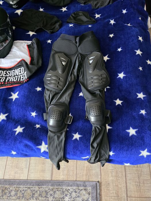 Accesorii moto pantaloni,  geacă bărbați, mănuși, protectii.. 10/10 Sunt noi, doar au fost probate.